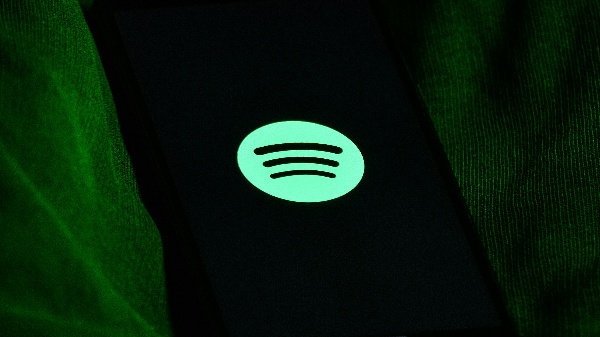 Spotify's AI-Richtlinien 2025: Was sich jetzt für Musiker ändert (und warum das längst überfällig war)