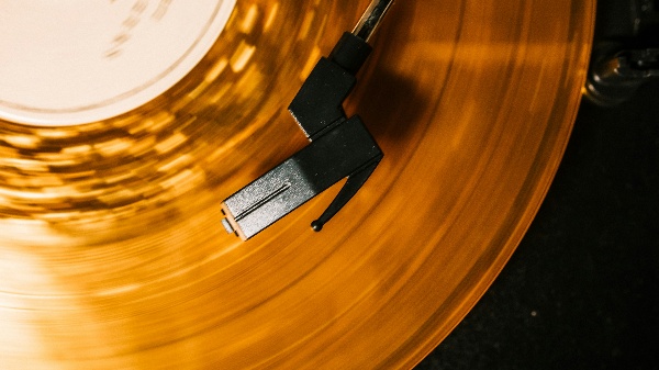 Label Deals: Bandübernahmevertrag (BÜV) vs. Künstlerexklusivvertrag (360° Deal)